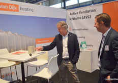 The photographer was just too late, but Joek van der Zeeuw of Van Dijk heating and Tom van Zundert of Looije Agro Technics are eager for a short piece of theater. Once again, that "explanation" of technology.